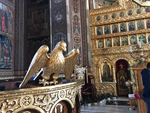 Altarul,ca și alte obiecte religioase sunt poleite cu foiță de aur.
